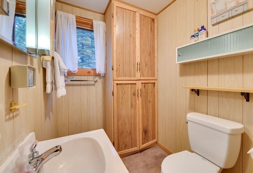 Petoskey Home ~ 5 Mi To Downtown & Bayfront Park!