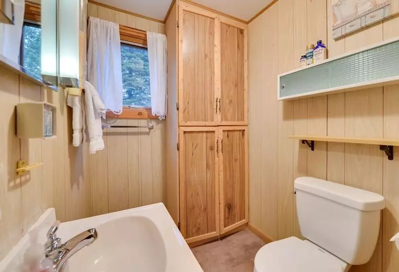 Petoskey Home ~ 5 Mi To Downtown & Bayfront Park!