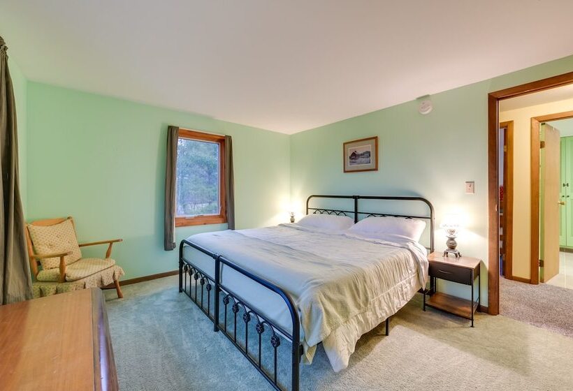 Petoskey Home ~ 5 Mi To Downtown & Bayfront Park!