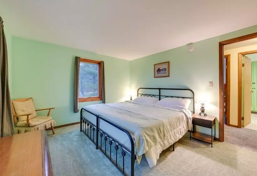 Petoskey Home ~ 5 Mi To Downtown & Bayfront Park!