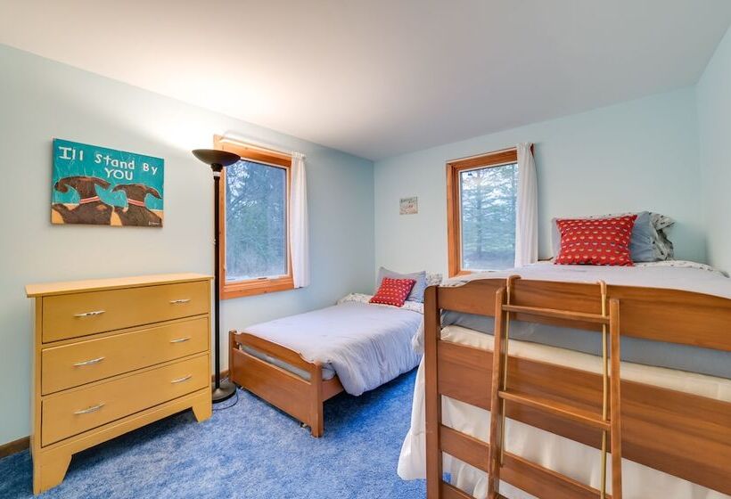 Petoskey Home ~ 5 Mi To Downtown & Bayfront Park!