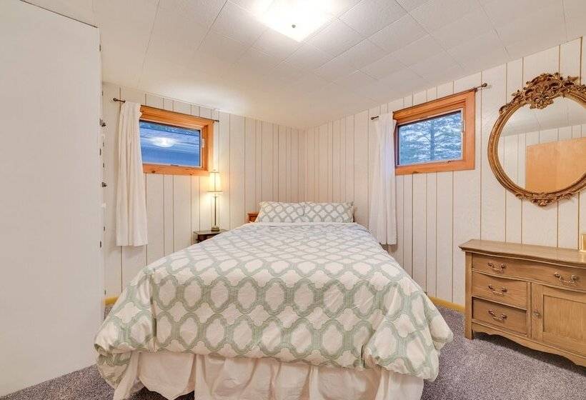 Petoskey Home ~ 5 Mi To Downtown & Bayfront Park!