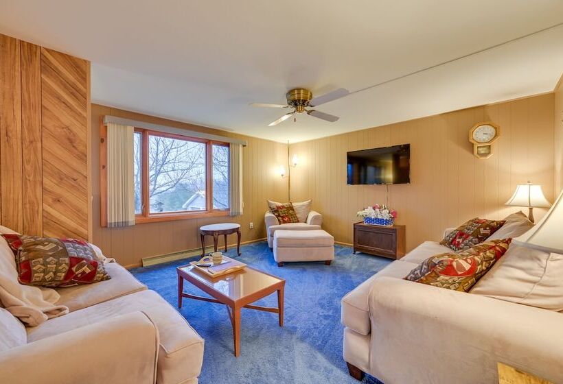 Petoskey Home ~ 5 Mi To Downtown & Bayfront Park!