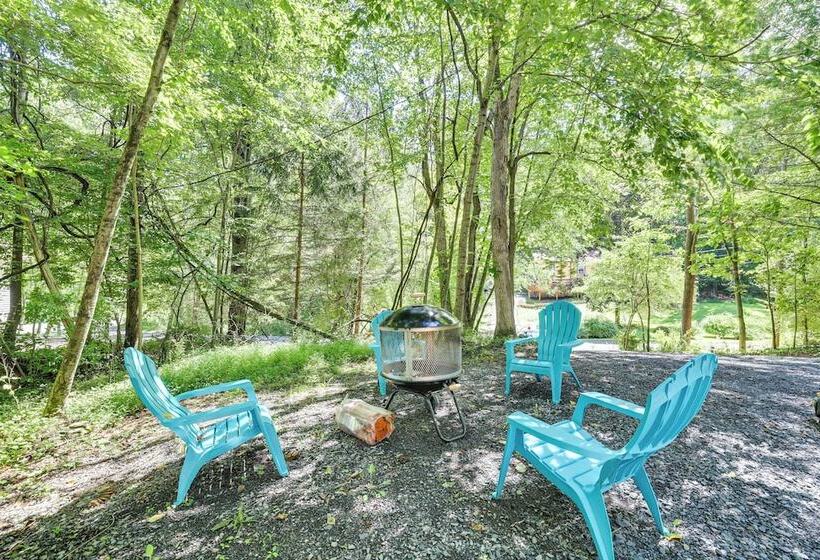 Quiet East Stroudsburg Home W/ Grill & Fireplace!