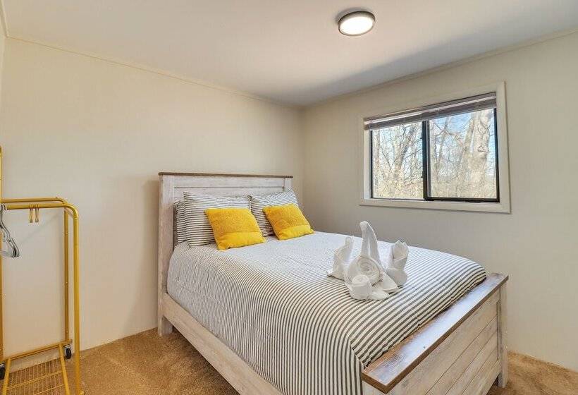 Quiet East Stroudsburg Home W/ Grill & Fireplace!