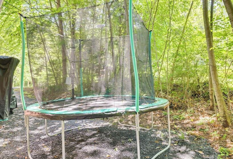 Quiet East Stroudsburg Home W/ Grill & Fireplace!