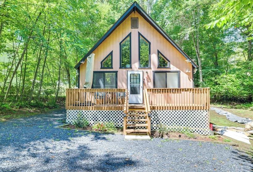 Quiet East Stroudsburg Home W/ Grill & Fireplace!