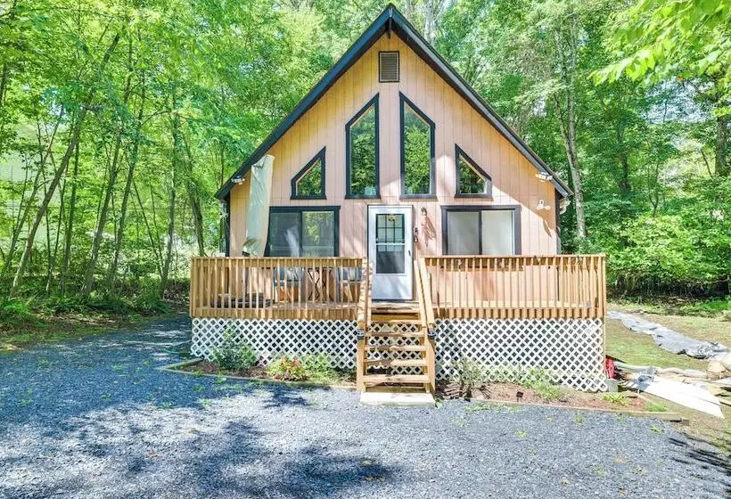 Quiet East Stroudsburg Home W/ Grill & Fireplace!