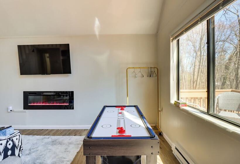 Quiet East Stroudsburg Home W/ Grill & Fireplace!