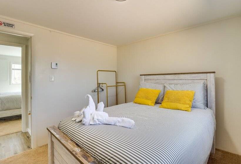 Quiet East Stroudsburg Home W/ Grill & Fireplace!