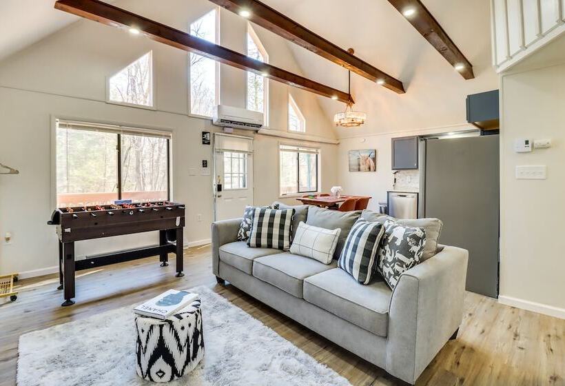 Quiet East Stroudsburg Home W/ Grill & Fireplace!