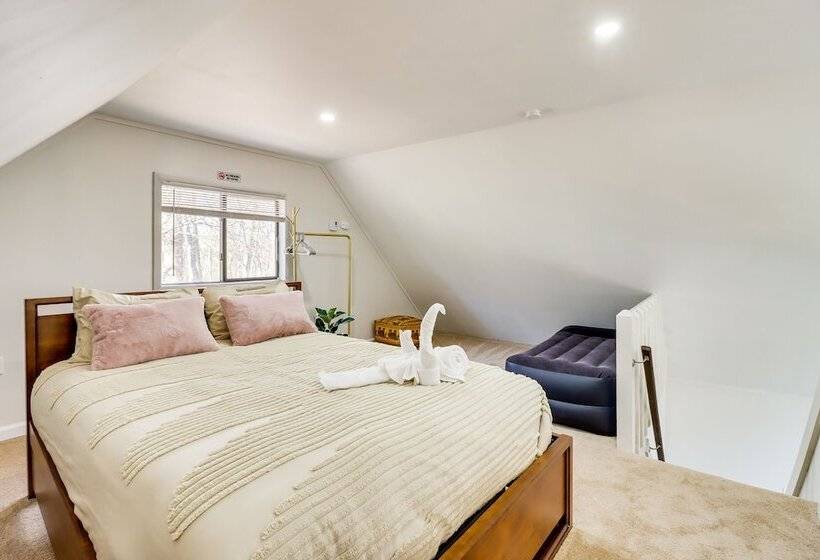 Quiet East Stroudsburg Home W/ Grill & Fireplace!