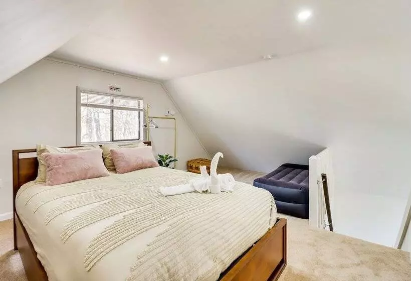 Quiet East Stroudsburg Home W/ Grill & Fireplace!
