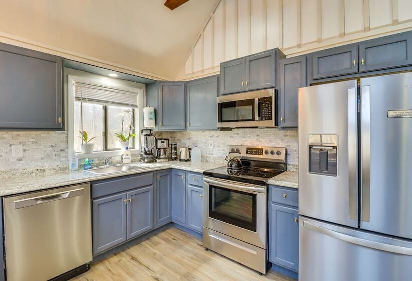 Quiet East Stroudsburg Home W/ Grill & Fireplace!