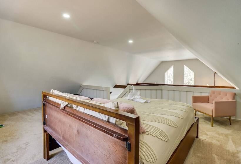 Quiet East Stroudsburg Home W/ Grill & Fireplace!