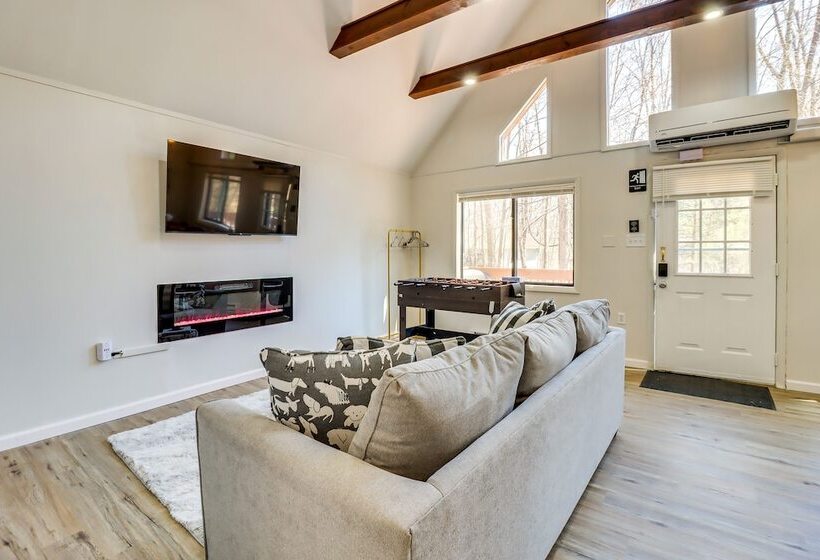 Quiet East Stroudsburg Home W/ Grill & Fireplace!