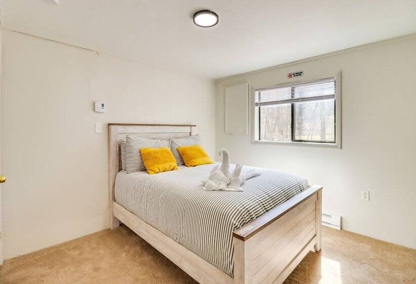 Quiet East Stroudsburg Home W/ Grill & Fireplace!