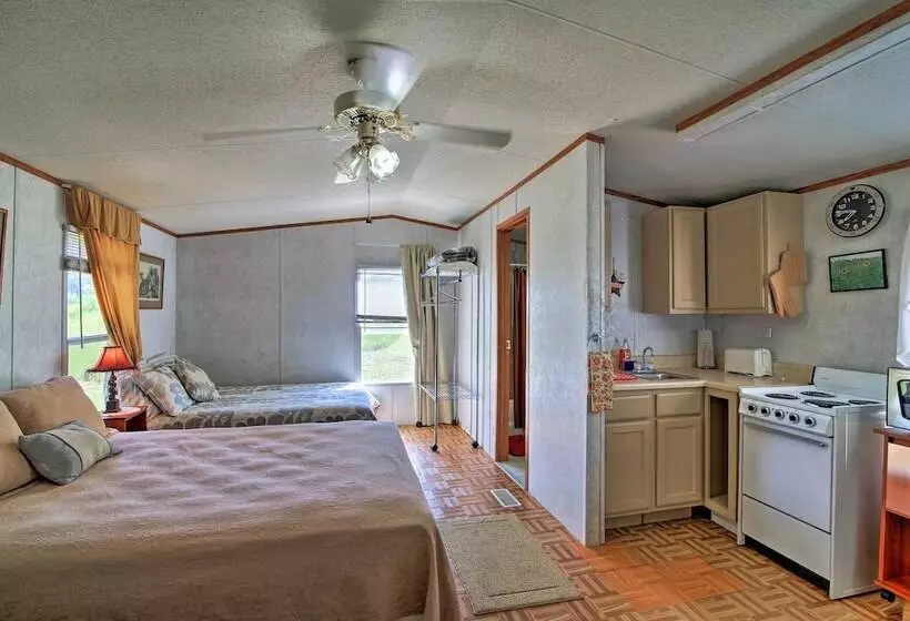 Quiet Utopia Cabin W/ Deck & Mountain Views!