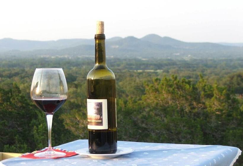 Quiet Utopia Cabin W/ Deck & Mountain Views!