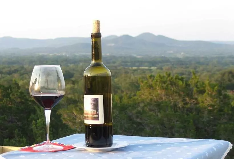 Quiet Utopia Cabin W/ Deck & Mountain Views!