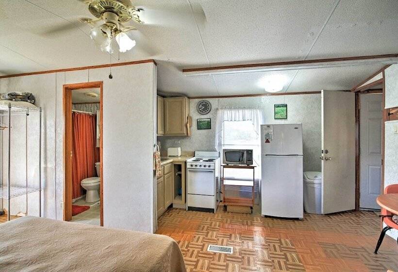 Quiet Utopia Cabin W/ Deck & Mountain Views!