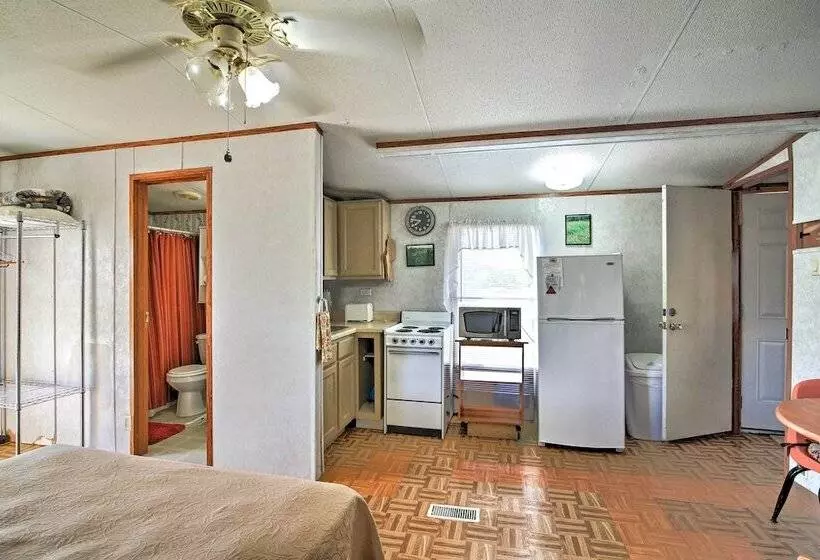 Quiet Utopia Cabin W/ Deck & Mountain Views!