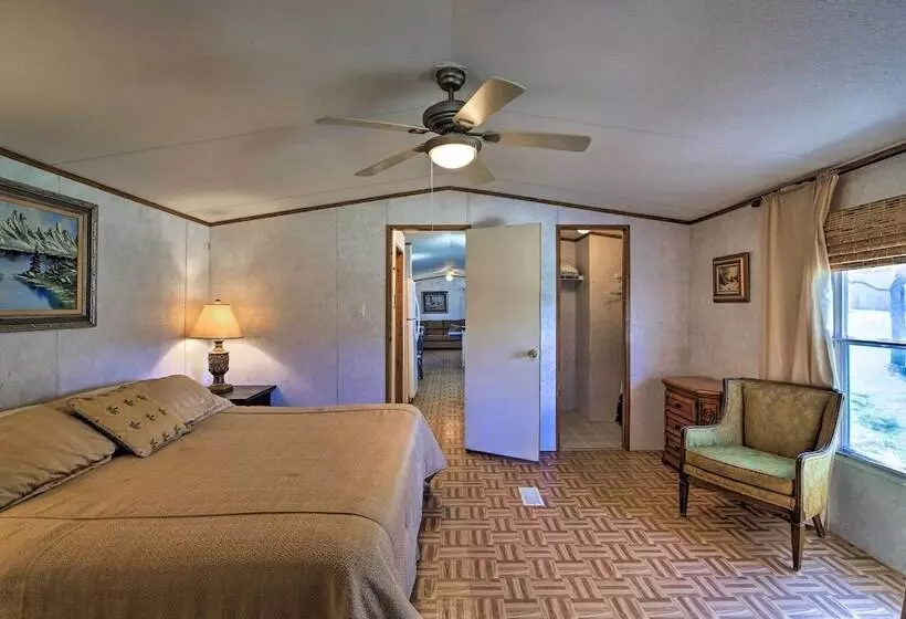 Quiet Utopia Cabin W/ Deck & Mountain Views!