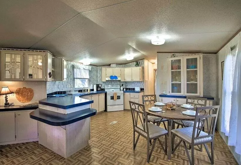 Quiet Utopia Cabin W/ Deck & Mountain Views!