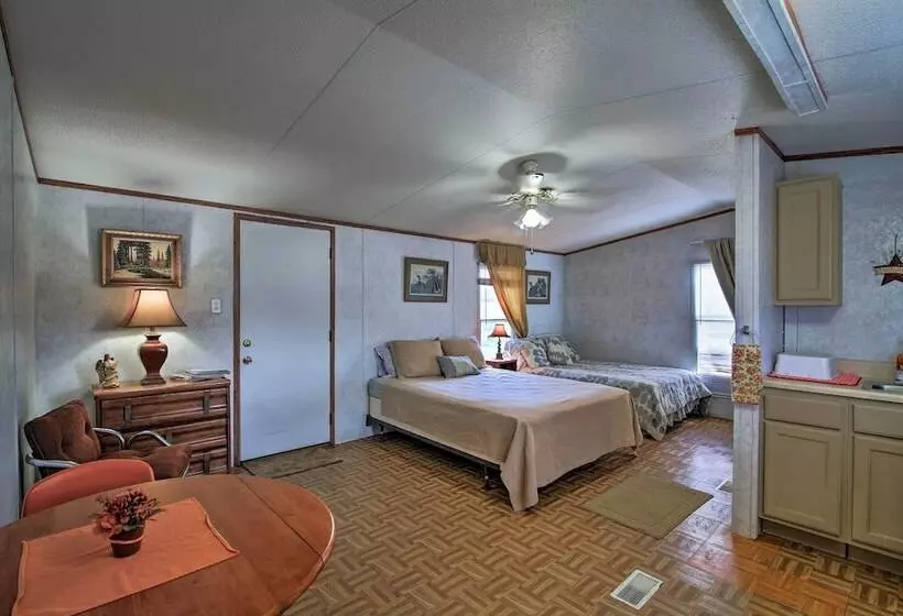 Quiet Utopia Cabin W/ Deck & Mountain Views!