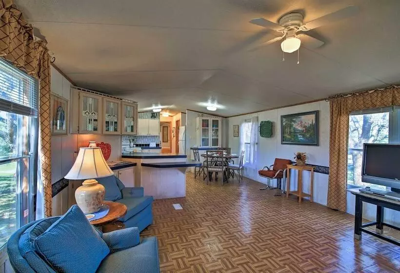 Quiet Utopia Cabin W/ Deck & Mountain Views!