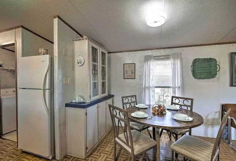 Quiet Utopia Cabin W/ Deck & Mountain Views!