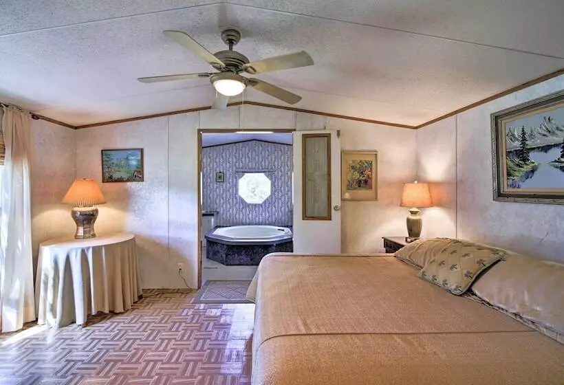 Quiet Utopia Cabin W/ Deck & Mountain Views!