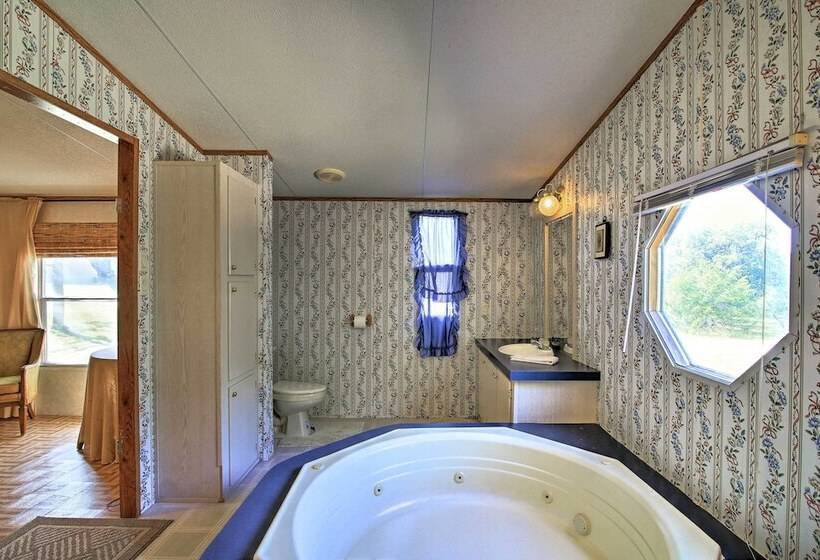 Quiet Utopia Cabin W/ Deck & Mountain Views!