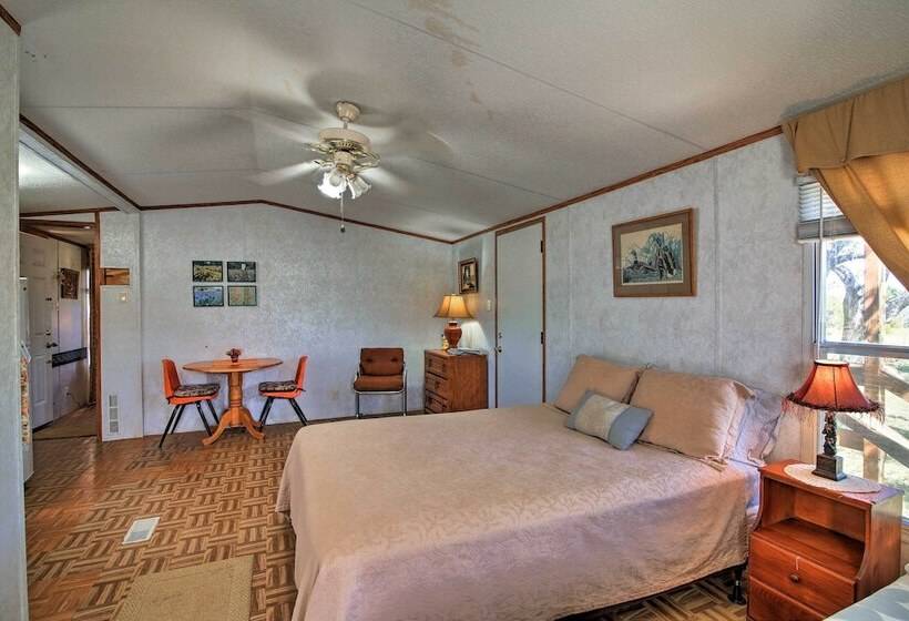 Quiet Utopia Cabin W/ Deck & Mountain Views!