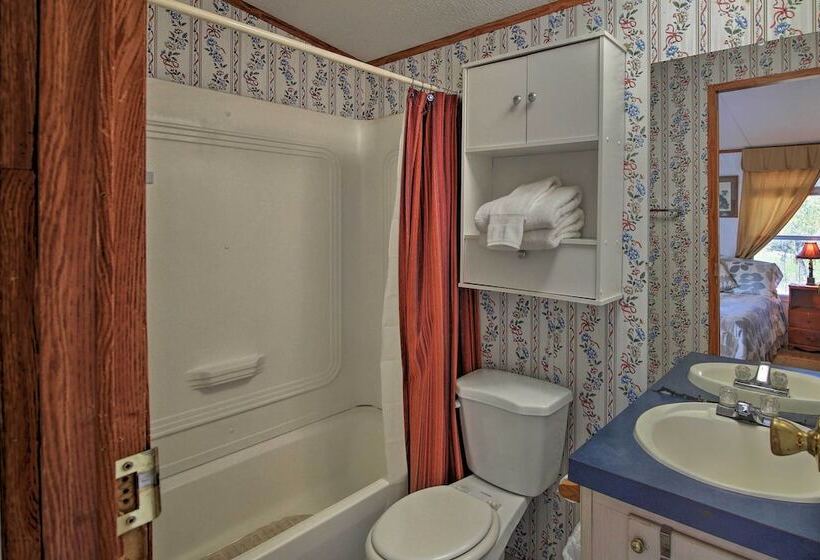 Quiet Utopia Cabin W/ Deck & Mountain Views!