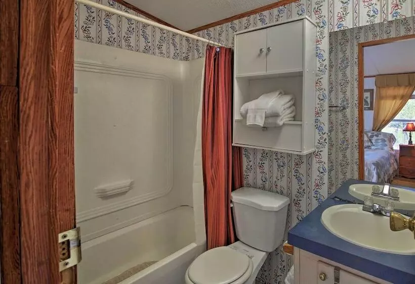 Quiet Utopia Cabin W/ Deck & Mountain Views!