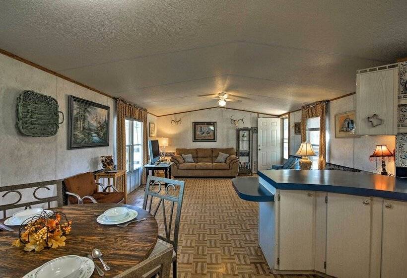 Quiet Utopia Cabin W/ Deck & Mountain Views!