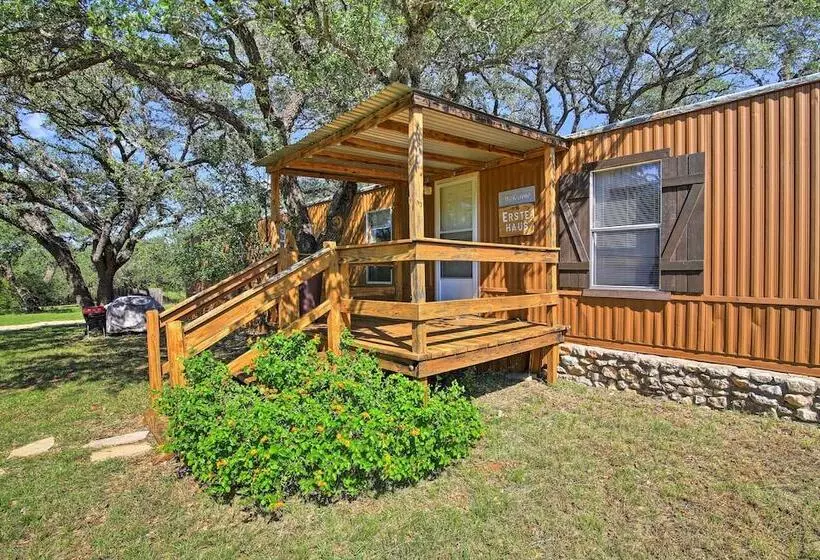 Quiet Utopia Cabin W/ Deck & Mountain Views!