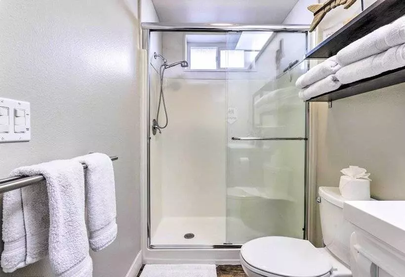 Remodeled Home W/ Spa & Deck: Walk To Dillon Beach