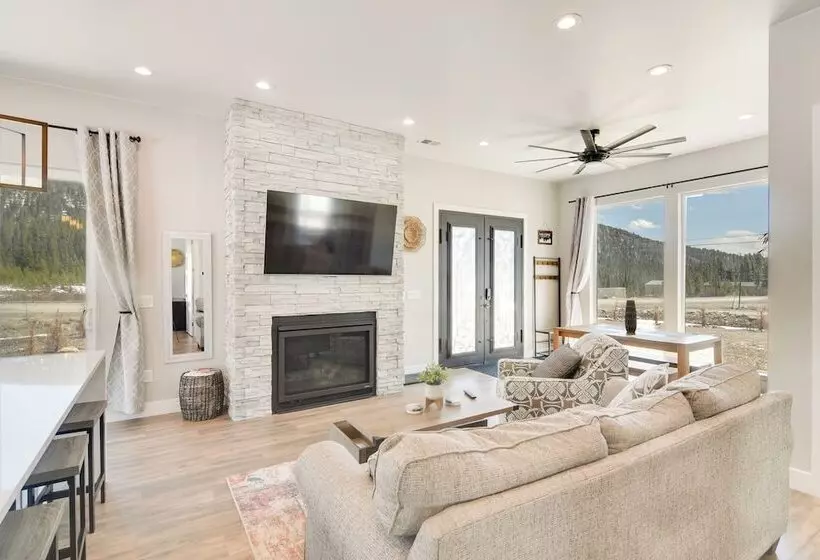 Romantic Mountain Retreat W/ Scenic Views!