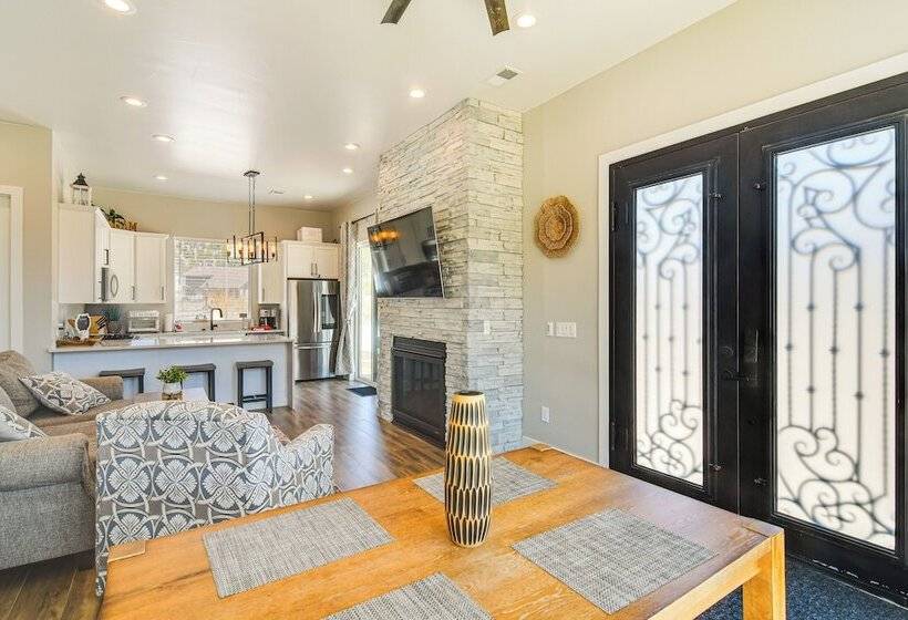 Romantic Mountain Retreat W/ Scenic Views!