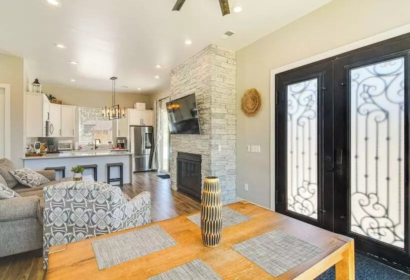 Romantic Mountain Retreat W/ Scenic Views!