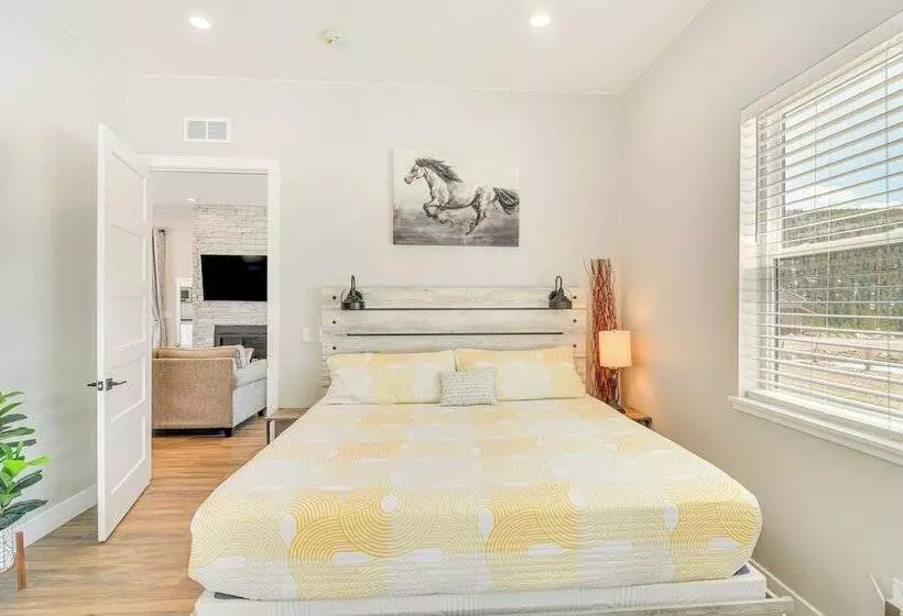 Romantic Mountain Retreat W/ Scenic Views!