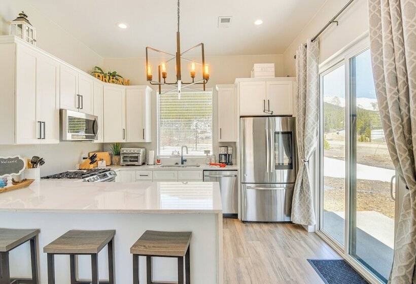 Romantic Mountain Retreat W/ Scenic Views!