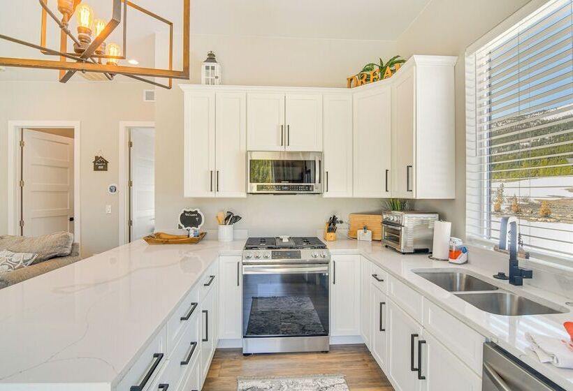 Romantic Mountain Retreat W/ Scenic Views!