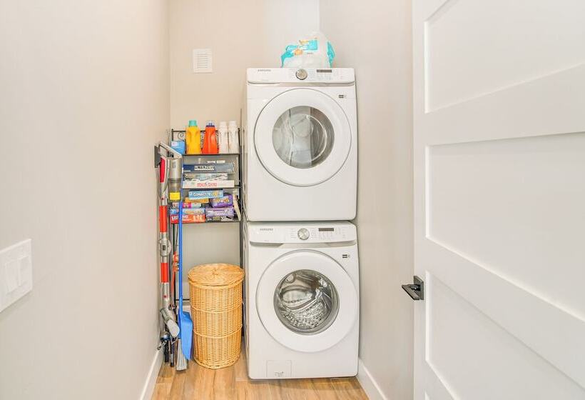 Romantic Mountain Retreat W/ Scenic Views!