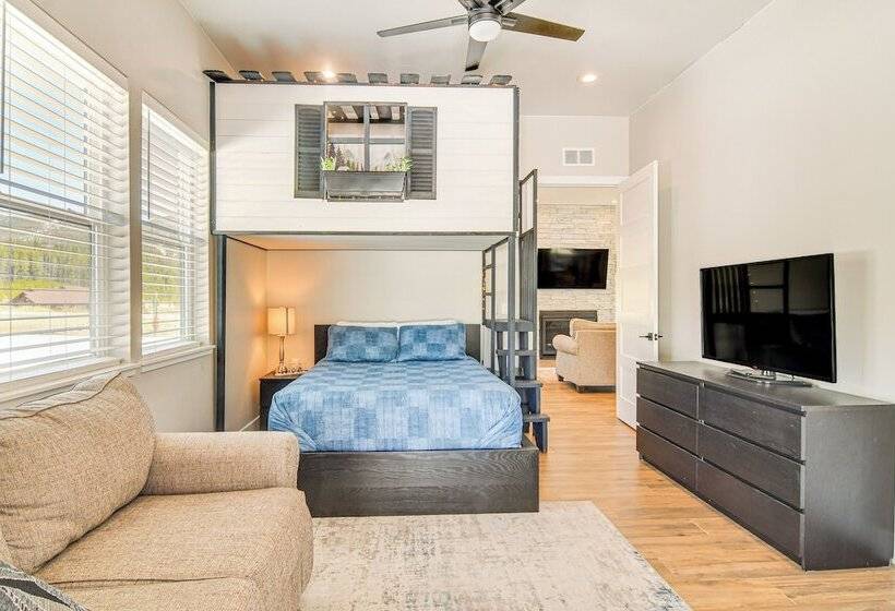 Romantic Mountain Retreat W/ Scenic Views!