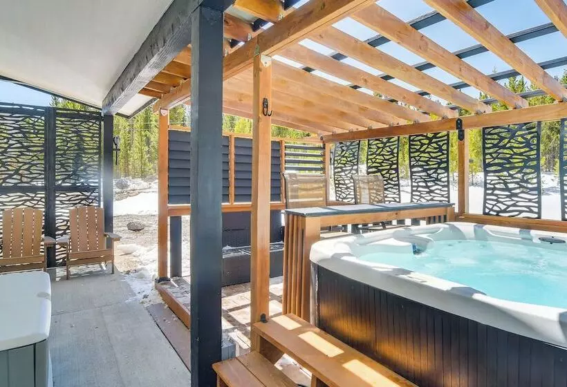 Romantic Mountain Retreat W/ Scenic Views!