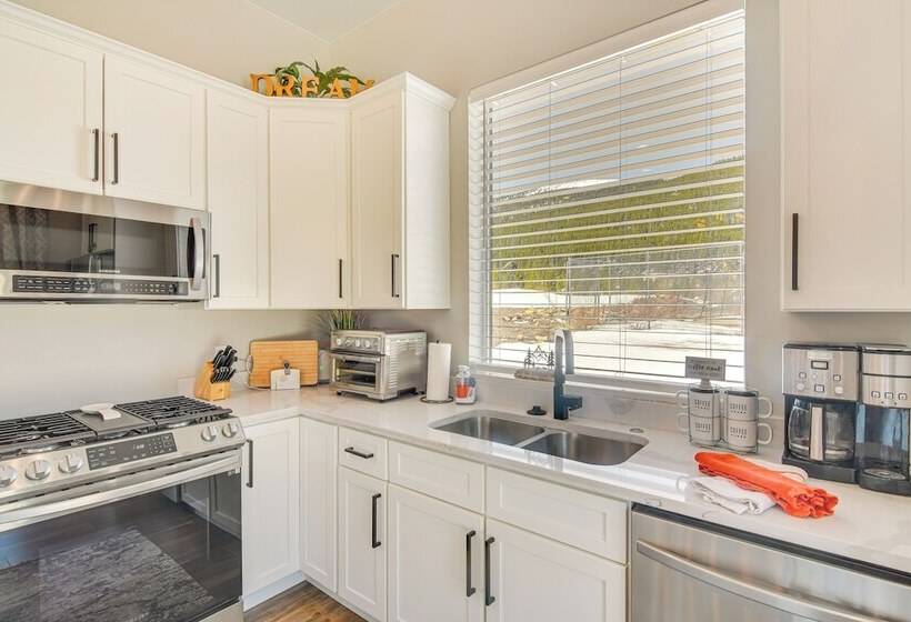 Romantic Mountain Retreat W/ Scenic Views!