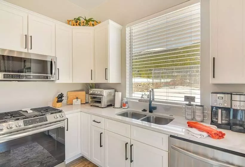 Romantic Mountain Retreat W/ Scenic Views!